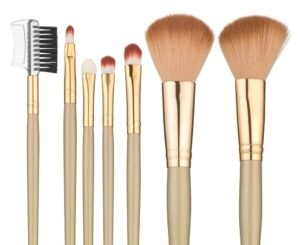 Siedem pędzli do makijażu na białym tle przedstawiających narzędzia