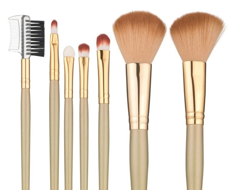 Siedem pędzli do makijażu na białym tle przedstawiających narzędzia