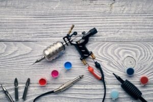 Mały pistolet do tatuażu symbolizujący zastosowania czyszczenia ultradźwiękowego w klinikach medycznych