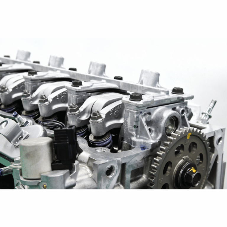 Silnik samochodowy symbolizujący wykorzystanie czyszczenia ultradźwiękowego do konserwacji części w przemyśle motoryzacyjnym.