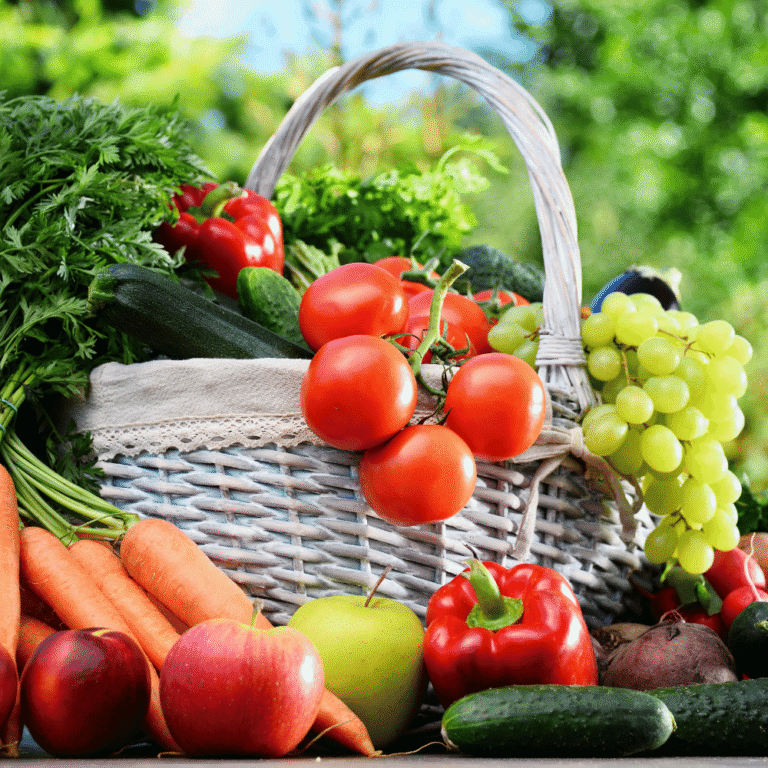 Biały kosz z pomidorami