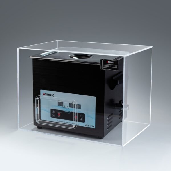 Myjka ultradźwiękowa ASONIC o pojemności 10 l umieszczona w skrzynce wyciszającej, która minimalizuje hałas podczas pracy.