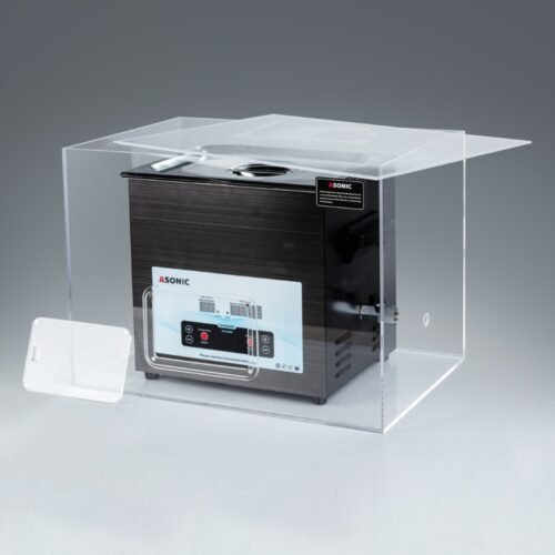 Otwarta skrzynka wyciszająca zawierająca myjkę ultradźwiękową ASONIC o pojemności 10 l, przeznaczoną do cichego profesjonalnego czyszczenia.