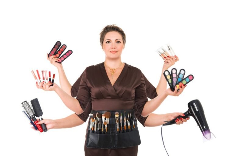 Kobieta z sześcioma rękami trzymająca suszarkę do włosów